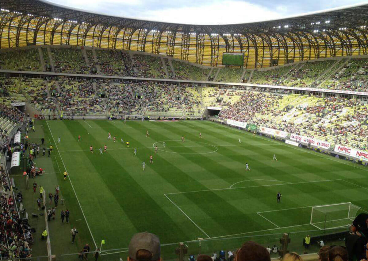 Widok na murawę stadionu Energa